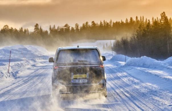 Erst auf heissen und staubigen Pisten, dann auf Eis und Schnee unterwegs – extreme Tests bei allen Witterungsbedingungen